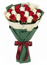 Букет Микс из красных и белых роз в Велижи