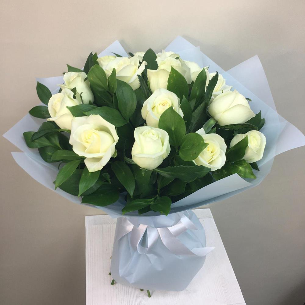 Букет 15 Белых роз Проуд в Велижи