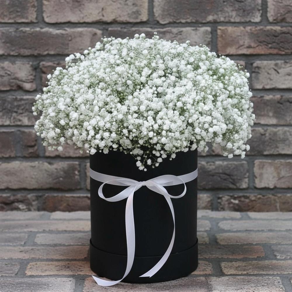 Цветочная композиция из Гипсофила в шляпной коробке в Велижи