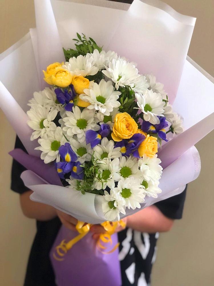 Букет цветов из: Ирисы, Хризантемы и Розы в Велижи