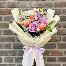 Букет цветов из:  Лизиантусы и Розы в Велижи