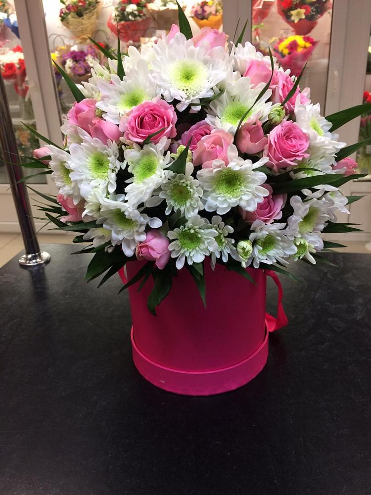 Цветочная композиция из Розы и Хризантемы в шляпной коробке в Велижи