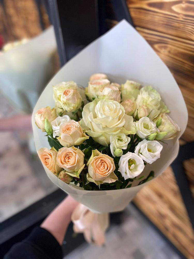 Букет цветов из: Розы и Лизиантусы в Велижи